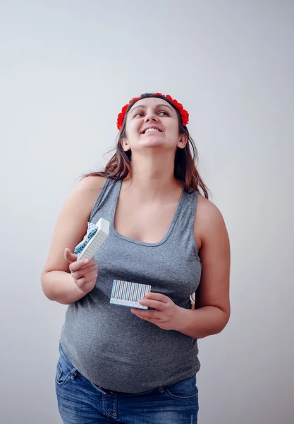 Šťastná těhotná žena otevírá dar — Stock fotografie