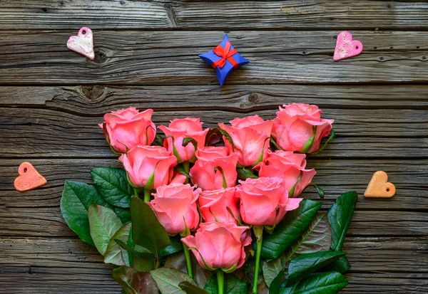 Růže, srdíčka a malé dárky pozadí — Stock fotografie