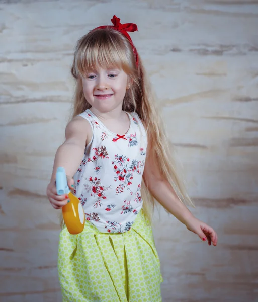 Słodkie dziewczyny za pomocą butelki z rozpylaczem — Zdjęcie stockowe