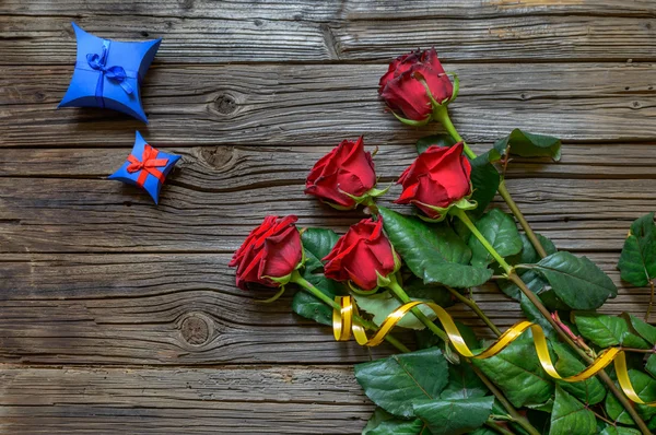 Old splintered wood background with stemmed roses — Stock Photo, Image