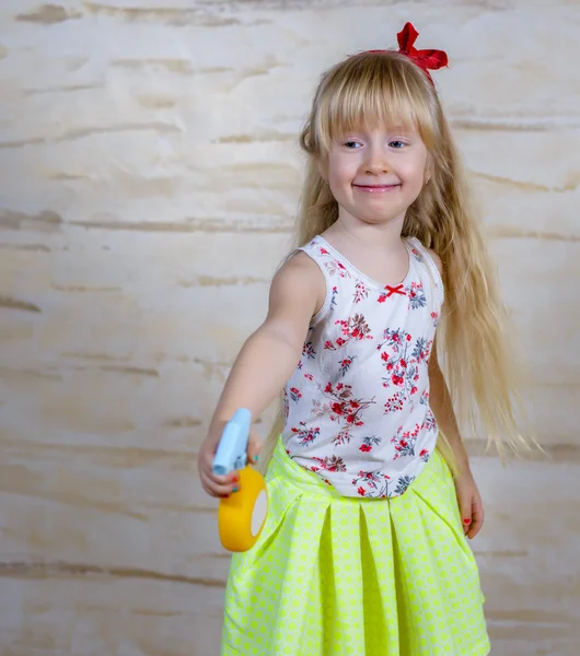 Menina bonito usando frasco de spray — Fotografia de Stock