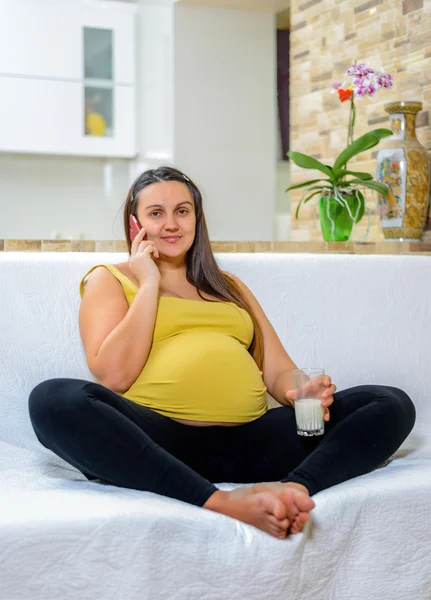 Gesunde Frau im dritten Schwangerschaftsdrittel — Stockfoto