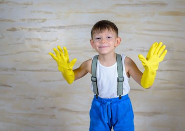 Büyük boy plastik eldiven şirin çocuk