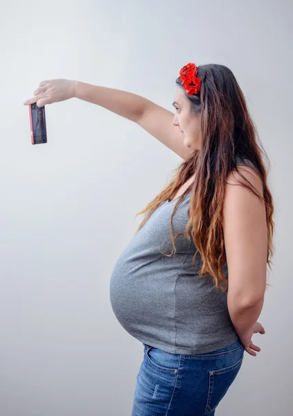 Těhotná dáma si vezme autoportrét — Stock fotografie