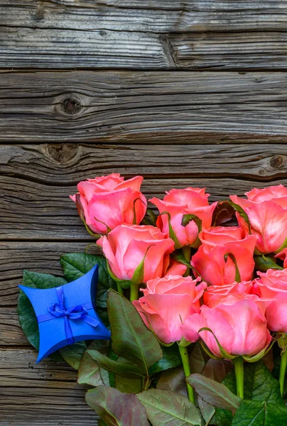 Malá Valentýna dárkové krabice a růže — Stock fotografie