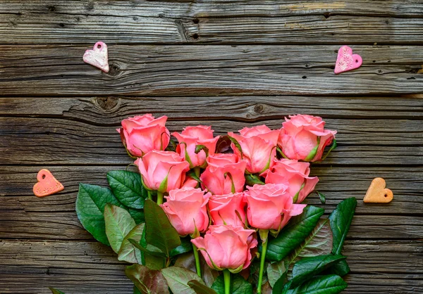 Τριαντάφυλλα στο κέντρο του φόντου με μικρές καρδιές — Φωτογραφία Αρχείου
