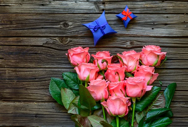 Little valentine gift box and roses — Stock Photo, Image