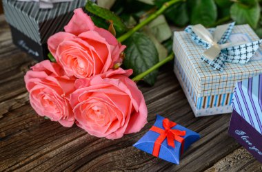 Gül ve tablo hediye paketi