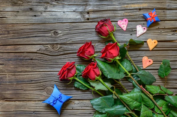 Slitna trä bakgrund med skaft rosor — Stockfoto