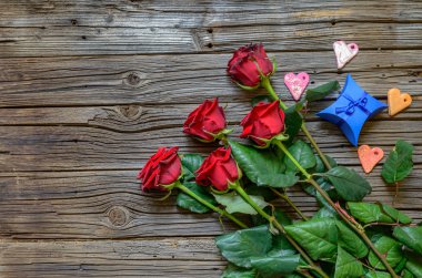 Gül ve kalp şekilleri ahşap arka plan üzerinde