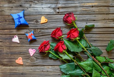 Stemmed güller ile ahşap arka plan aşınmış