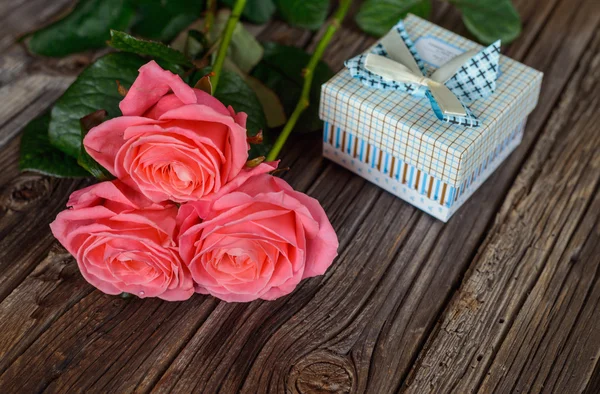 Tre färska rosa rosor med en alla hjärtans present — Stockfoto