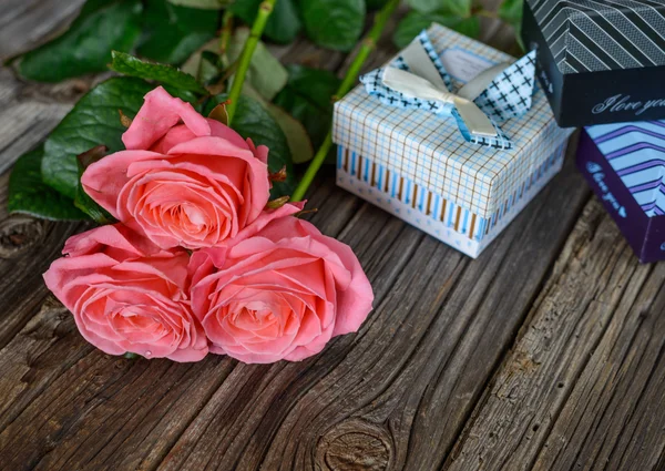 Tři nové růžové růže s Valentines dárky — Stock fotografie