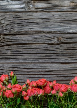 Yukarıdan aşağıya görünümü üzerinde ahşap yüzey üzerinde gül demeti