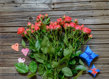 Yukarıdan aşağı pembe güller, kalpleri ve hediyeler