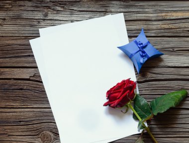 Boş evrak üstünde gül desenli tablo ve Hediyelik
