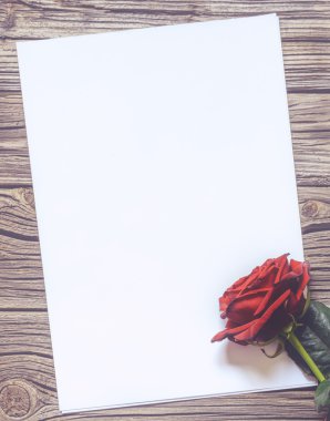 Boş kağıt gül desenli ahşap yüzey ve Hediyelik