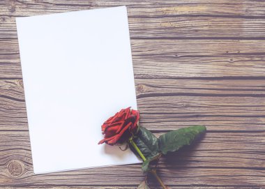 Boş kağıt gül desenli ahşap yüzey ve Hediyelik