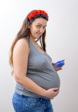 Hamile kadın hediyesine aşağı bakıyor