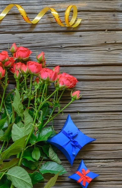 Πάνω προς τα κάτω άποψη σχετικά με ροζ τριαντάφυλλα, δώρα — Φωτογραφία Αρχείου