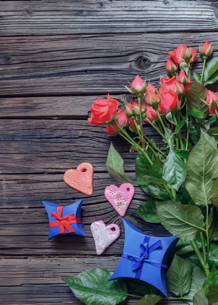 Top-down syn på rosa rosor, hjärtan och gåvor — Stockfoto