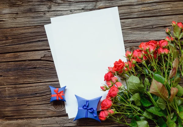 Valentine ou aniversário carta de amor e rosas — Fotografia de Stock