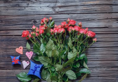 Yukarıdan aşağı pembe güller, kalpleri ve hediyeler