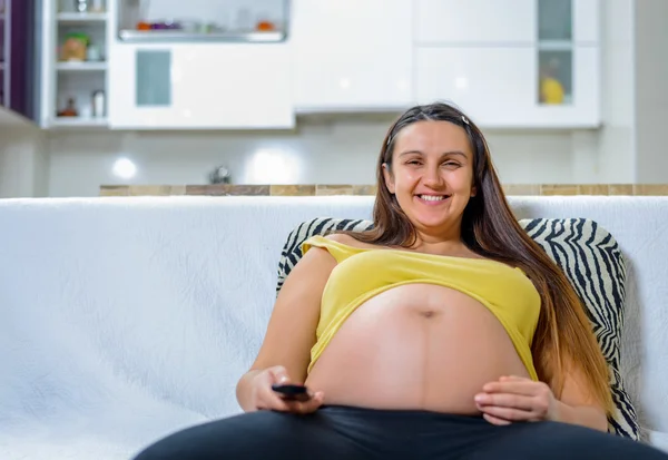 テレビを見て大きく妊婦 — ストック写真