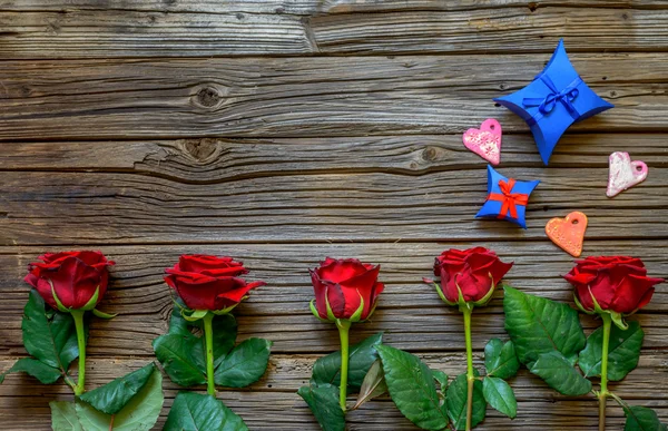 Alla hjärtans bakgrunden med rosor, hjärtan och gåvor — Stockfoto