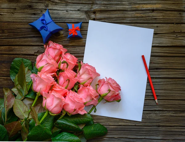 Букет розовых роз с любовным письмом — стоковое фото
