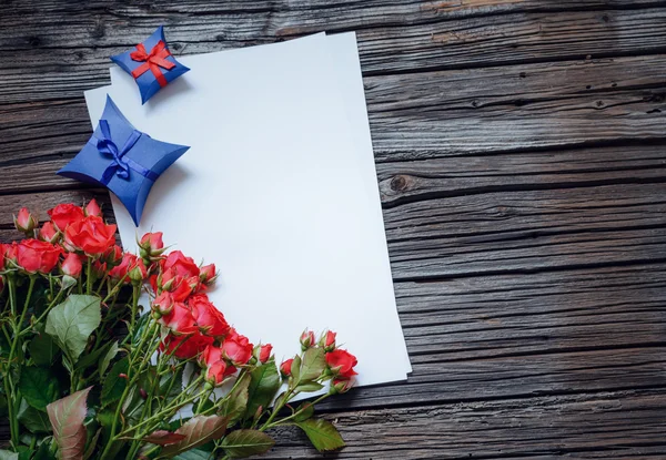 Valentin vagy évforduló szerelmes levelet és rózsák — Stock Fotó