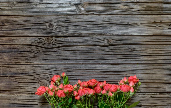 Blick von oben auf Rosenbündel auf Holzoberfläche — Stockfoto