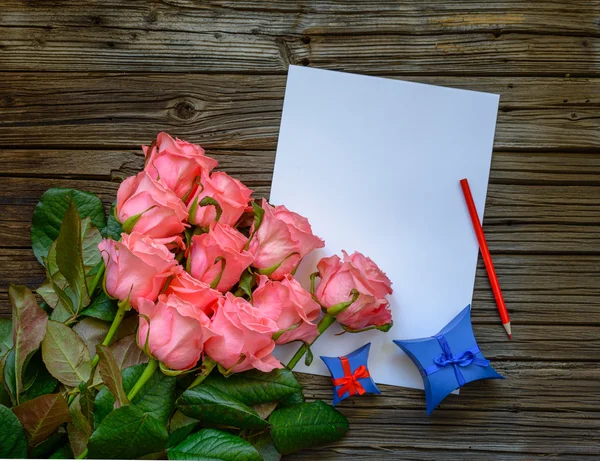 Букет розовых роз с любовным письмом — стоковое фото