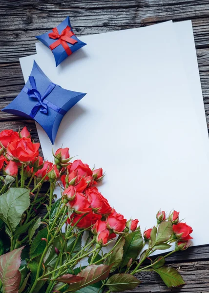 Valentine ou aniversário carta de amor e rosas — Fotografia de Stock