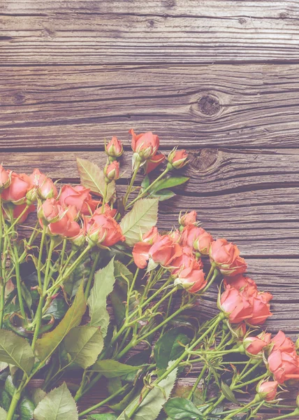 Pohled na růže uzlíček na dřevěný povrch shora dolů — Stock fotografie