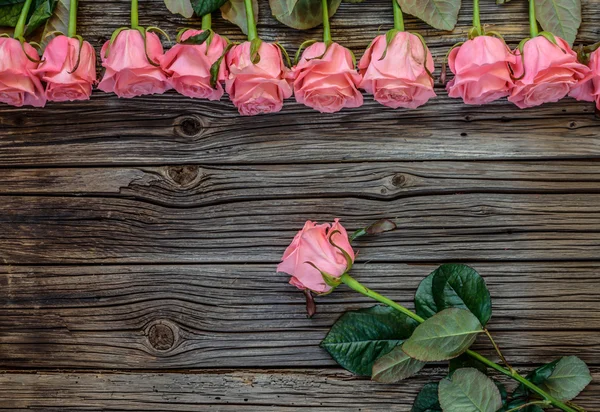 Rosa rosor rustik alla hjärtans dag bakgrund — Stockfoto