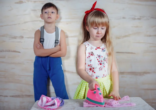 Bambini piccoli seri che giocano a casa — Foto Stock