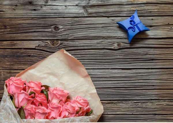 Buquê envolto de rosas rosa com presente de Valentim — Fotografia de Stock