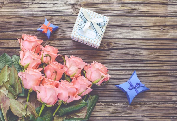 Rosas e Valentim caixas de presente sobre fundo velho — Fotografia de Stock
