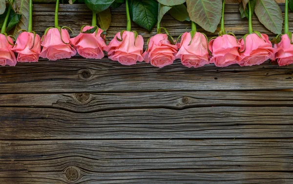 Розовые розы деревенский День Святого Валентина фоне — стоковое фото