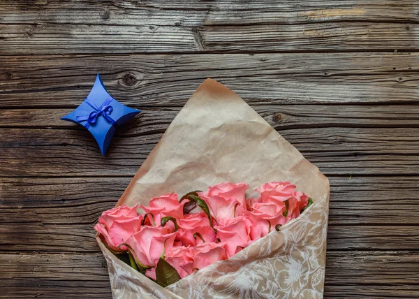 Ροζ τριαντάφυλλα του Αγίου Βαλεντίνου δώρο τυλιγμένο μπουκέτο — Φωτογραφία Αρχείου
