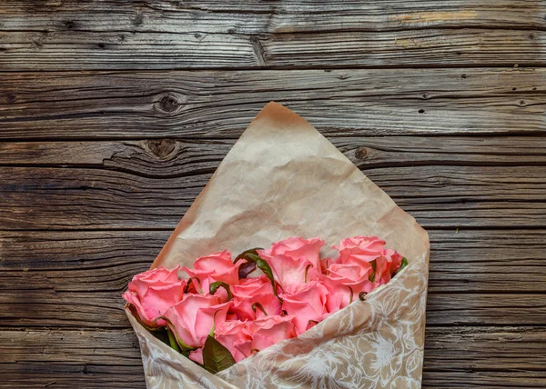 Bukett av gåva insvept rosa rosor — Stockfoto