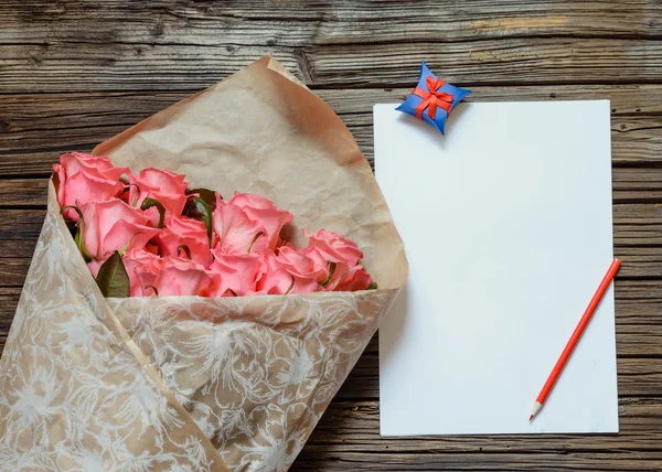 Rosas cor de rosa com papel em branco e lápis de cor — Fotografia de Stock