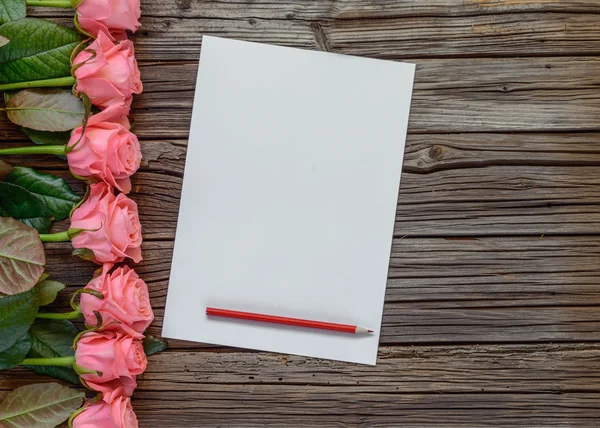 Pembe gül, kutu ve kağıt ile kalem Satır