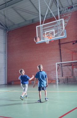 Onların basketbol pratik iki genç erkek