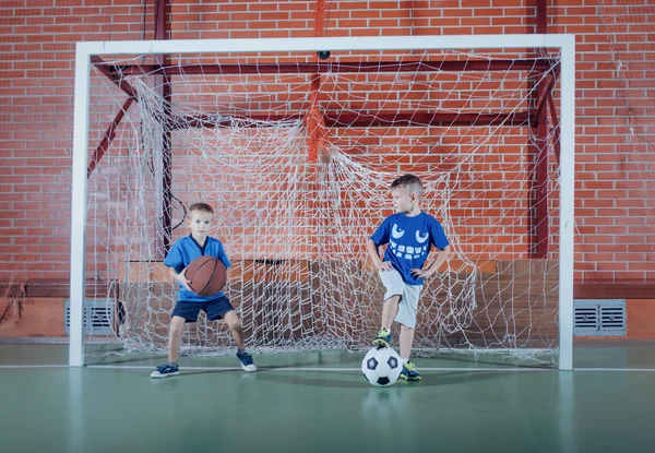 Zwei junge Schüler spielen Ball zusammen — Stockfoto