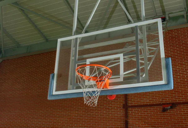 Basketballgeräte auf einem Indoor-Court — Stockfoto