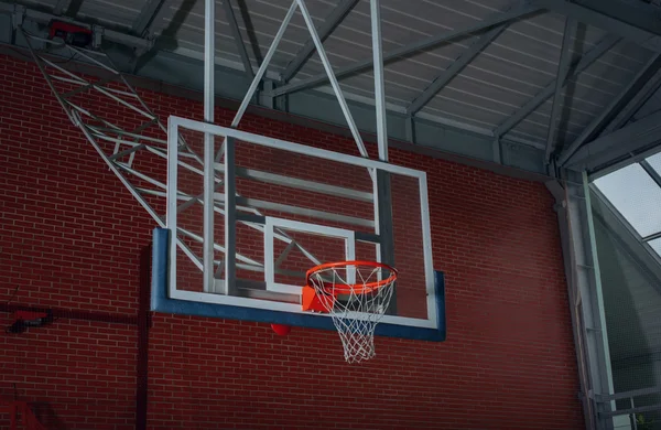 Equipamento de basquete em um tribunal interno — Fotografia de Stock