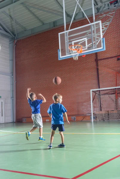 Dois rapazes a praticar basquetebol — Fotografia de Stock