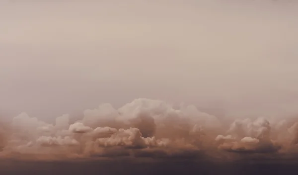 Tiefe dunkle Wolken mit Kopierraum darüber — Stockfoto